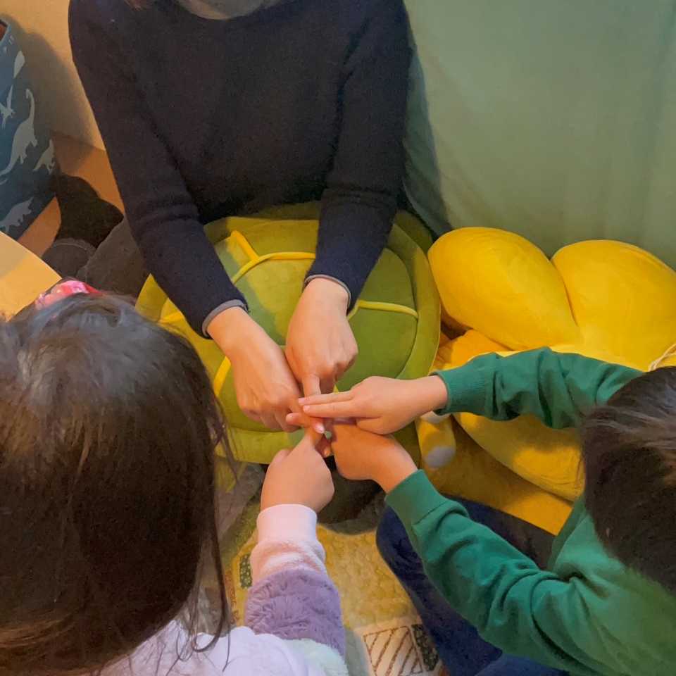 積み木で遊ぶ子供